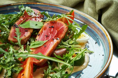 Taze domatesli Nicoise salatası, kuşkonmaz, biber, zeytin, bıldırcın yumurtası ve kızarmış ton balığı. Geleneksel Fransız salatası. Yaklaş, seçici odaklanma