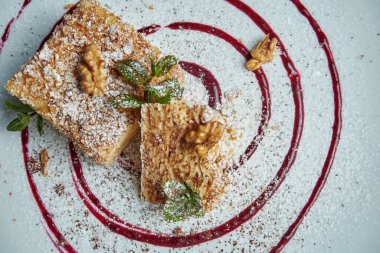 Napolyon 'un en güzel manzarası, ahşap arka planda seramik tabakta çilekli. Rus mutfağı, kremalı çok katmanlı pasta..