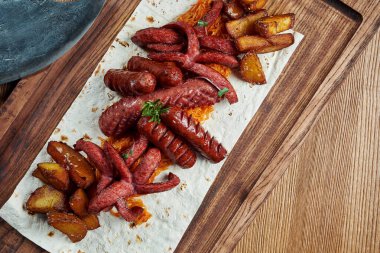 Bira aperatifleri, pişmiş sosisler, haşlanmış lahana ve tahtadan yapılmış patatesler. Yemek fotoğrafçılığı