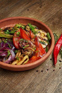 Mantar, kabak, biber, ahşap bir zeminde seramik tabakta mısır. Vejetaryen salatası. Sağlıklı yemek.