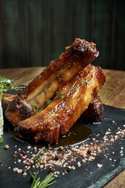 Ballı ızgara domuz pirzolası ve siyah tepside bira sosu yanında da haşlanmış patates. Yemek Barı. Bira çerezi. Kapatın. Seçici odaklanma. Boşluğu kopyala