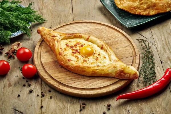 Vedere Sus Gustoasa Tradițională Adjarian Khachapuri Plăcintă Coaptă Deschisă Brânză — Fotografie, imagine de stoc