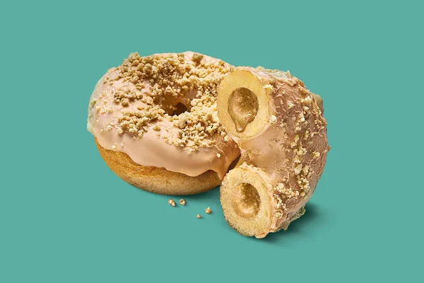 Appetitanregender Donut Mit Gelber Glasur Und Erdnussfüllung Isoliert Auf Aqua — Stockfoto