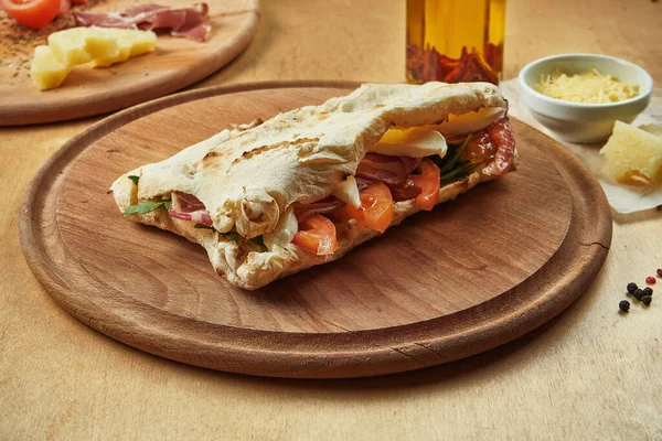 Close Zicht Smakelijke Traditionele Italiaanse Sandwich Panuozzo Oven Gebakken Tortilla — Stockfoto