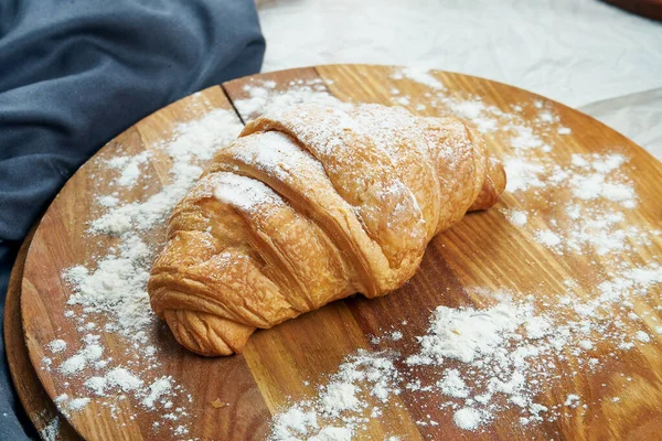 Frisch Gebackenes Croissant Mit Pudding Auf Einem Holzbrett Appetitlich Französisches — Stockfoto
