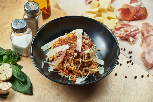 Klassisch Hausgemachte Pasta Bolognese Mit Tomaten Basilikum Rinderhackfleisch Und Parmesan — Stockfoto