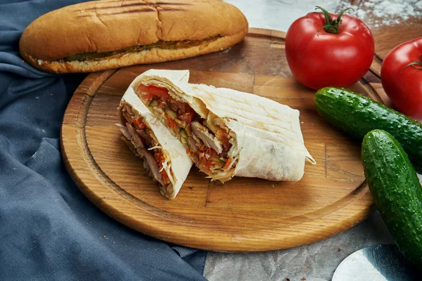 Apetyczny Shaurma Lub Shawerma Mięsem Pomidorem Kapustą Mięso Kurczaka Kebab — Zdjęcie stockowe