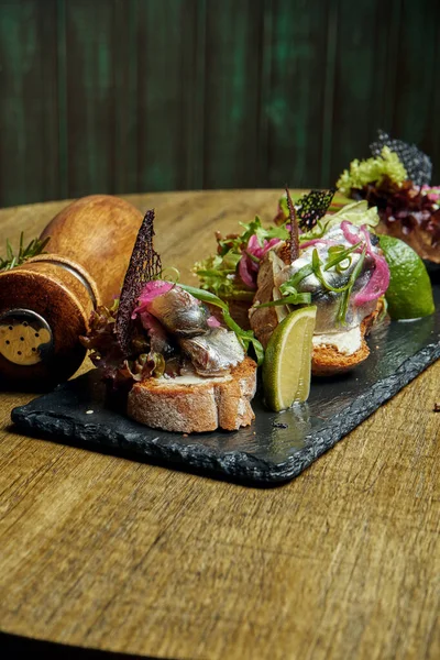 Antipasto Bruschetta Med Ljussaltad Skarpsill Eller Sill Fetaost Fransk Baguette — Stockfoto