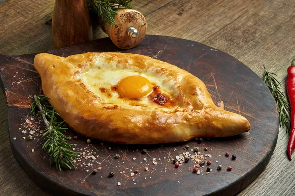 Zblízka Chutné Tradiční Adjarian Khachapuri Otevřený Pečený Koláč Rozpuštěným Solným — Stock fotografie