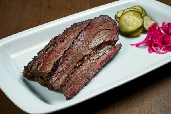 배경에 접시에 담배를 때나는 맛있는 쇠고기 요리를 가까이 수있다 패스트 — 스톡 사진