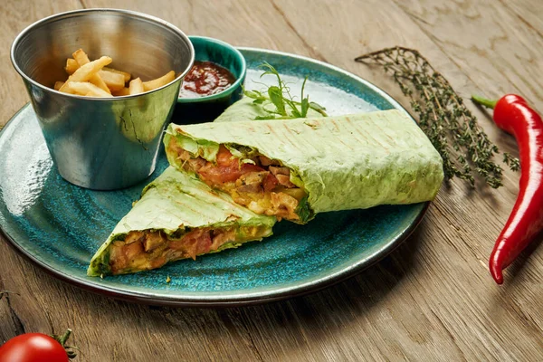 Eetlust Shawarma Roll Met Vlees Salade Zelfgemaakte Saus Dunne Pitabrood — Stockfoto