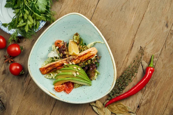 Salada Saborosa Com Salmão Grelhado Abacate Alface Uma Tigela Azul — Fotografia de Stock