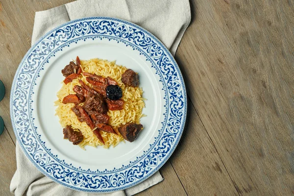 Leve Pilaf Dieta Com Carne Vaca Cenouras Uma Chapa Branca — Fotografia de Stock