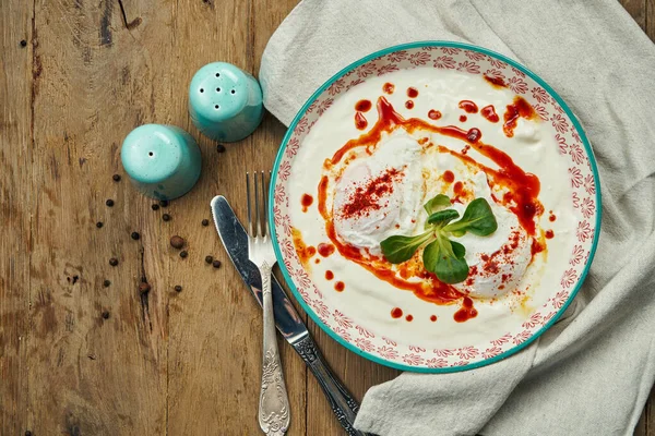 Desayuno Saludable Huevo Escalfado Con Salsa Yogur Tazón Azul Sobre — Foto de Stock