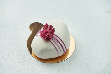 Beyaz desenli beyaz kadife desenli iştah açıcı beyaz pasta. Lezzetli tatlı hamur işleri. Kapat.