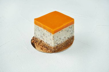 Kremalı puding ve beyaz desenli mango ve chia aromalı pandispanya. Lezzetli hamur işleri