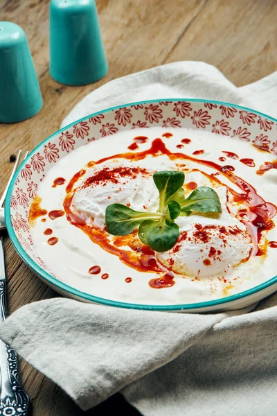 Desayuno Saludable Huevo Escalfado Con Salsa Yogur Tazón Azul Sobre — Foto de Stock