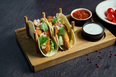 Kızarmış tavuk, lahana, soğan ve maydanozlu Meksika tacoları. Geleneksel Meksika mutfağı