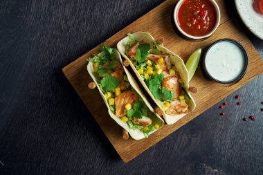 Somon, karides, lahana, soğan ve maydanozlu Meksika tacoları. Geleneksel Meksika mutfağı