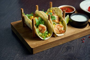 Somon, karides, lahana, soğan ve maydanozlu Meksika tacoları. Geleneksel Meksika mutfağı