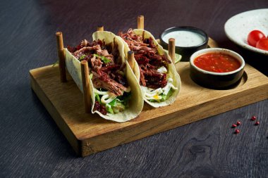 Özel stantlarda biftek, lahana, soğan ve maydanozlu Meksika tacoları. Geleneksel Meksika mutfağı