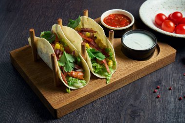 Meksika tacoları, baharatlı salam sucuğu, lahana, soğan ve maydanoz. Geleneksel Meksika mutfağı