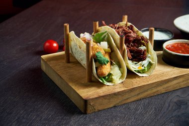 Meksika tacoları, kızarmış tavuk, haşlanmış biftek, lahana, soğan ve maydanoz. Geleneksel Meksika mutfağı