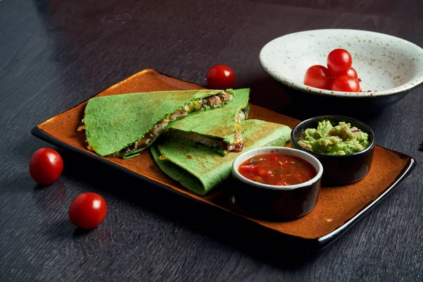 Cerca Ver Quesadilla Tortilla Verde Con Pollo Queso Plato Marrón — Foto de Stock