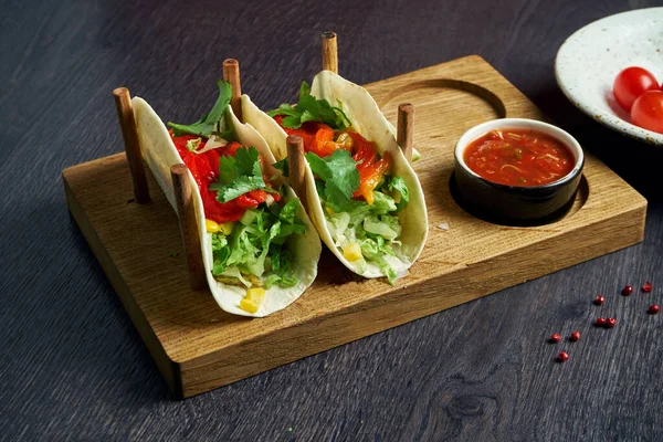 Vegetariano Apetitivos Tacos Mexicanos Con Tomates Pimiento Repollo Cebolla Perejil — Foto de Stock