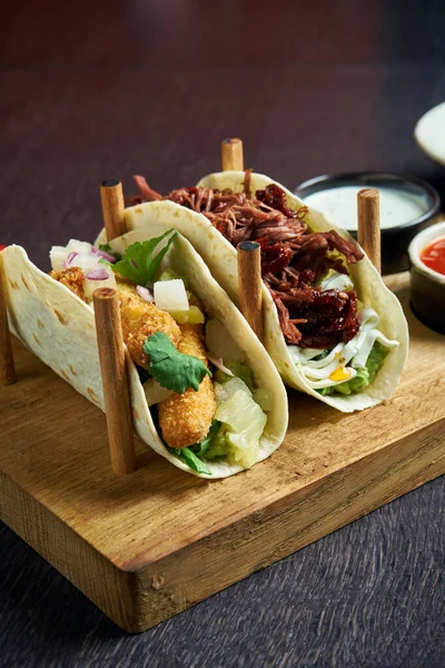 Appetizing Mexican Tacos Fried Chicken Stewed Beef Cabbage Onions Parsley — Stock Photo, Image