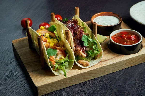 Apetitivos Tacos Mexicanos Con Pollo Frito Carne Estofada Repollo Cebolla — Foto de Stock