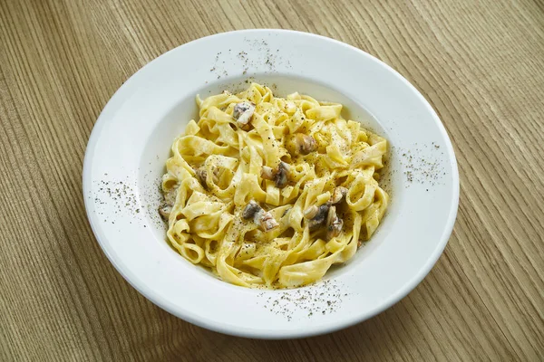 Homemade Fresh Carbonara Pasta Yolk Parmesan Italian Appetizing Spaghetti White — Stock Photo, Image