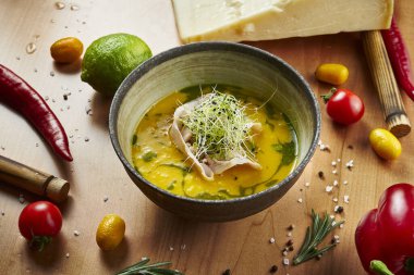 Üst görünüm Tom yer elması, deniz ürünleri ve sindirim maddeleri. Popüler sıcak ve ekşi Tayland çorbası. Uzayı kopyala Baharatlı ve lezzetli yiyeceklerle yatıyordu. Pankart ya da menü fotoğrafı. Tom lezzetli.