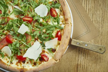 Peynirli, kiraz domatesli, somon balıklı, roka peynirli ve parmesanlı lezzetli pizza. İtalyan geleneksel mutfağı. Üst Manzara. Öğle yemeği.