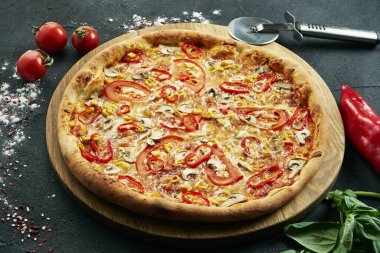 Çok sayıda malzemeli pizza: soğan, mantar, peynir, domates ve dolma biber. Siyah arka planda malzemeli pizza. Vejetaryen yemeği.