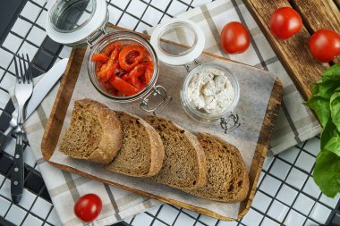 Ana yemekten önce aperatif. Krem peynirli dolmalık biber ve kağıt üzerinde çavdar ekmeği. Üst Manzara. Düz yerde yemek vardı.
