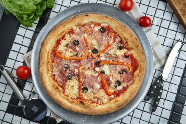 Bol malzemeli pizza: salam, dolmalık biber, zeytin, peynir. Beyaz arka planda malzemeleri olan pizza kompozisyonu. Yemek düzdü.