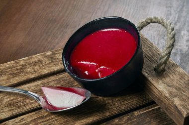 Lezzetli Panna cotta 'ya yakından bakın. İtalyan tatlandırılmış krema tatlısı. Jelatinle kalınlaştırılmış ve çilekle kaplanmış.