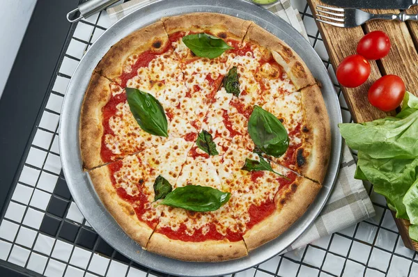Класична Піца Маргарити Мозареллою Помідорами Базилем Італійська Піца Композиції Інгредієнтами — стокове фото