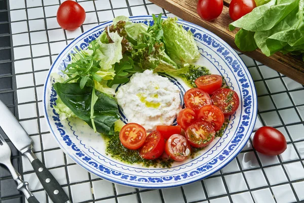 Großer Blick Auf Appetitlichen Salat Mit Italienischem Strachatella Käse Salat — Stockfoto