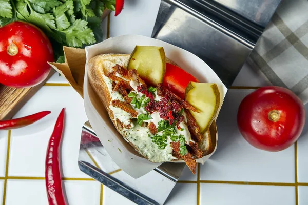 Smaczne Jedzenie Uliczne Pita Pomidorem Cebulą Sosem Hamburger Wołowy Białym — Zdjęcie stockowe