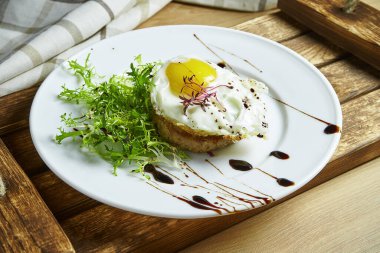 Kahvaltı için çırpılmış yumurtalı ev yapımı biftek. Manzarayı kapat. Öğle yemeği için lezzetli yemekler..