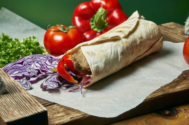 Vejetaryen shawarma dürümü pide salata, sebze ve soya etiyle birlikte. Lezzetli, sağlıklı ve yeşil yiyecekler. Vejetaryen sokak yemeği