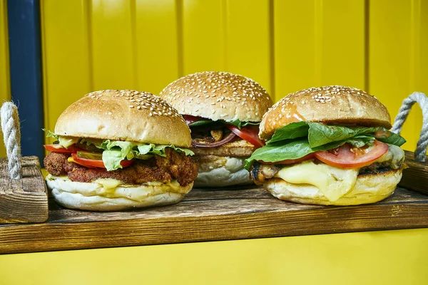 Drei Saftige Burger Mit Geschmolzenem Käse Und Einem Fleischpatty Auf — Stockfoto