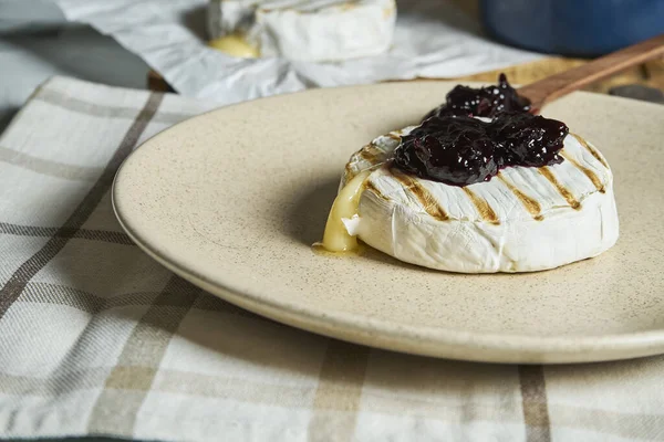 Закрыть Вид Жареную Голову Сыра Camembert Тарелке Разделочной Доске Джемом — стоковое фото