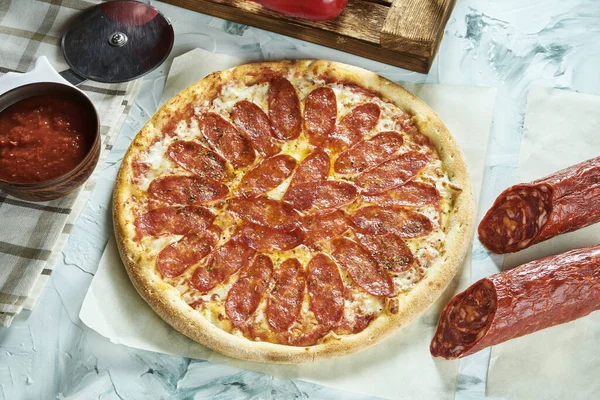 Pizza Caseira Pepperoni Assada Forno Com Tomate Queijo Salame Molho — Fotografia de Stock