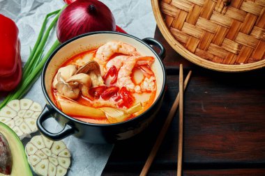 Karides, deniz mahsulü, hindistan cevizi sütü ve biber karışımlı Tom yer elması. Popüler sıcak ve ekşi Tayland çorbası. Uzayı kopyala Tom lezzetli.