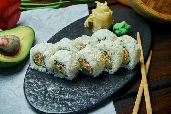 Rollos Clásicos Sushi Japonés Con Aguacate Cangrejo Suave Rollo California — Foto de Stock