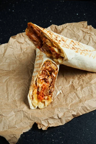 Apetitivo Rollo Shawarma Con Carne Ensalada Salsa Casera Pan Fino —  Fotos de Stock