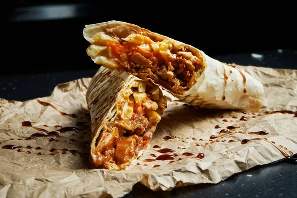 Salata Yapımı Sos Ile Nefis Shawarma Dürümü Siyah Arka Plandaki — Stok fotoğraf